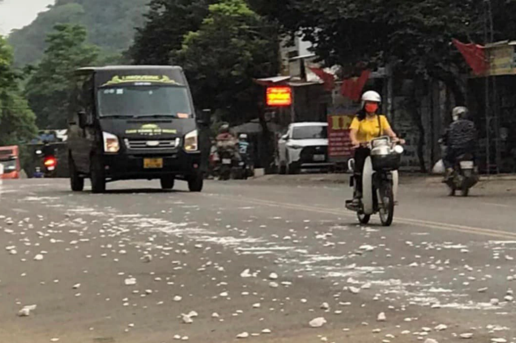 CSGT cùng người dân dọn dẹp đá rơi trên quốc lộ