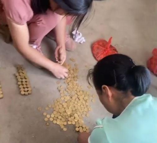 Cụ ông qua đời để lại cả tủ tiền, con cháu ngồi hì hục đếm