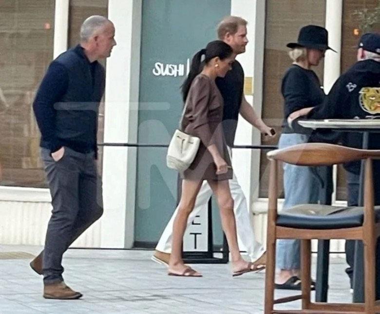 Meghan Markle lộ chân khẳng khiu, ăn mặc khó hiểu