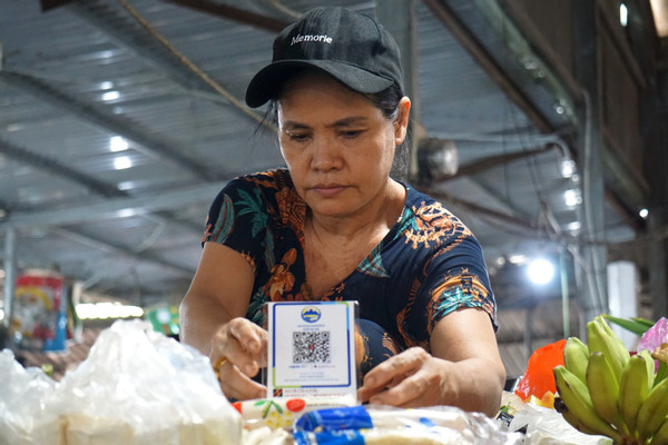 Chợ quê Đà Nẵng ‘hòa sóng’, bà nội trợ thích thú quét mã ting ting