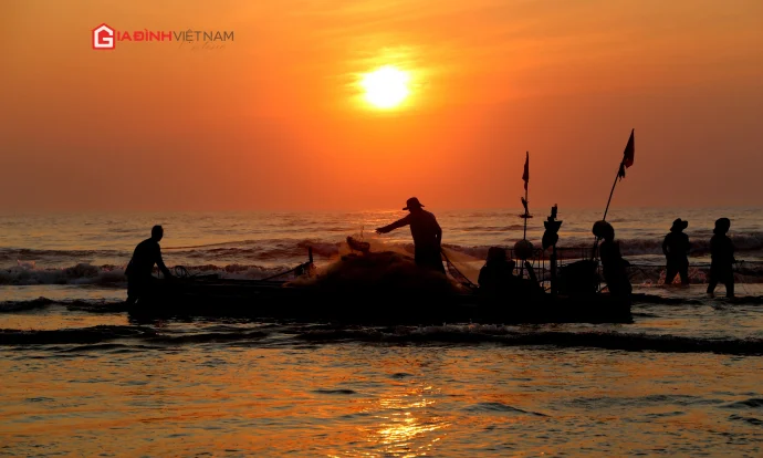 Một sáng ra khơi của ngư dân làng tỷ phú